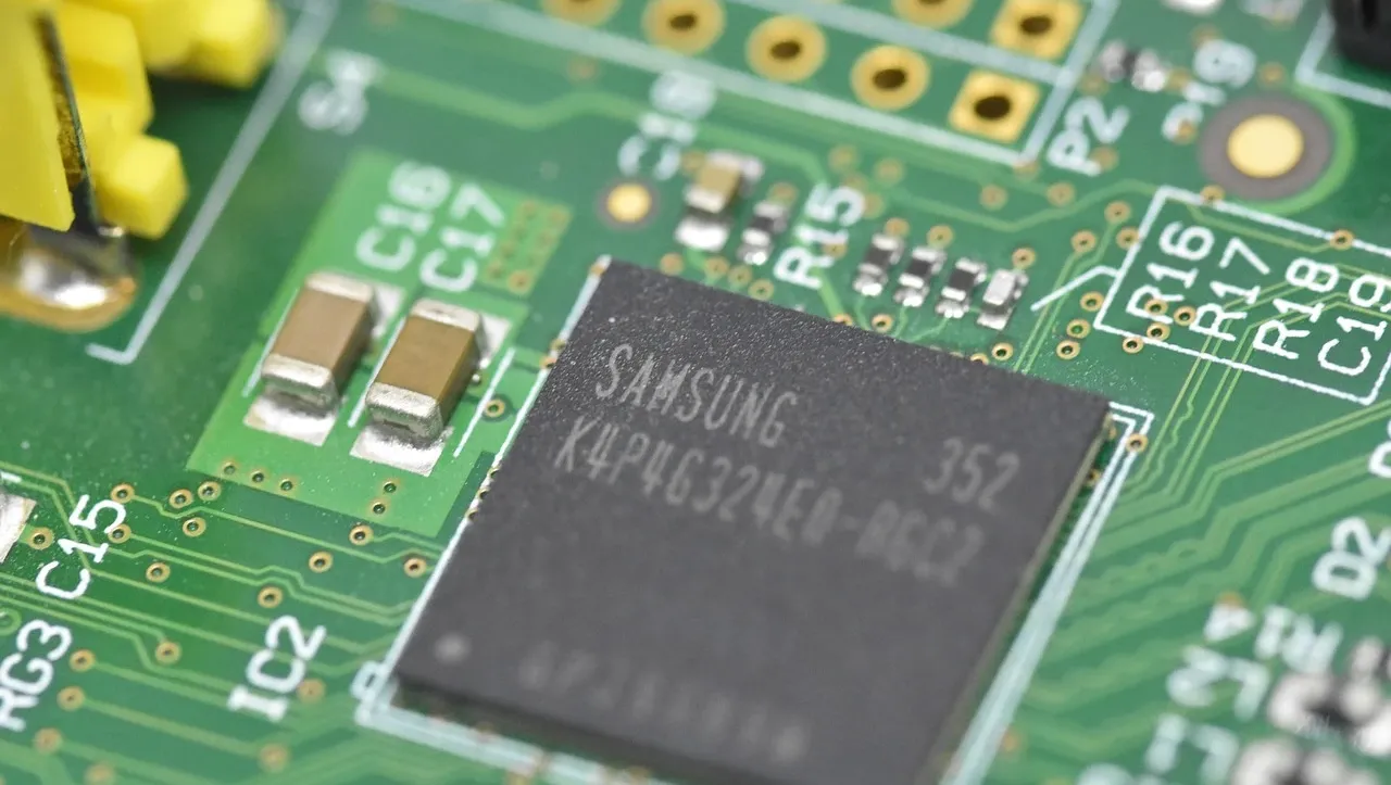 uuhdjshksu